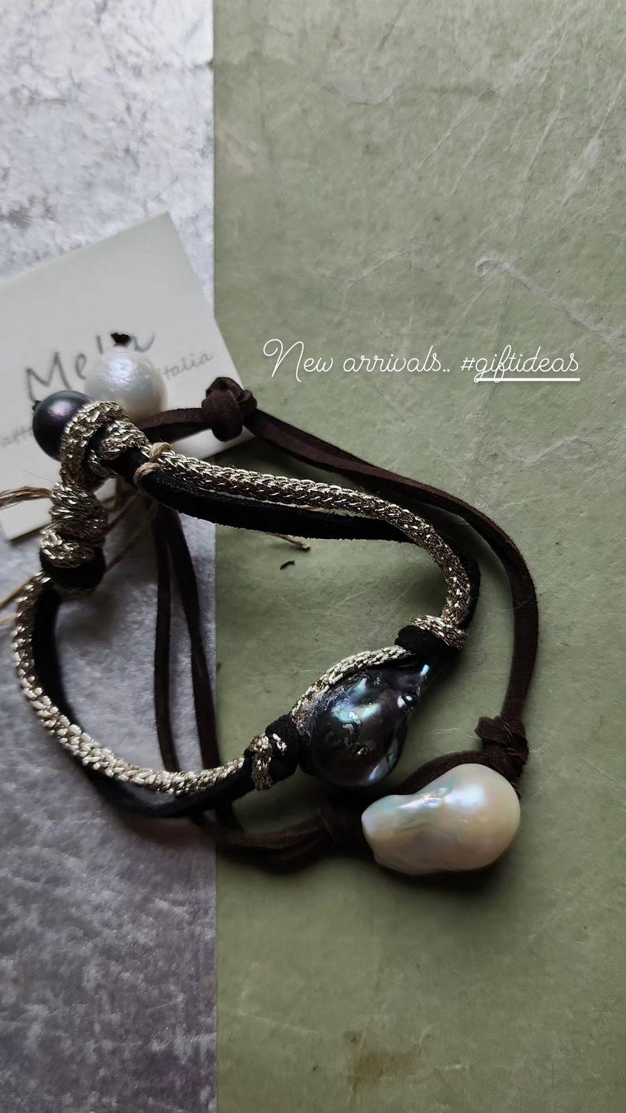 Baroque Pearl bracelet on leather - Black