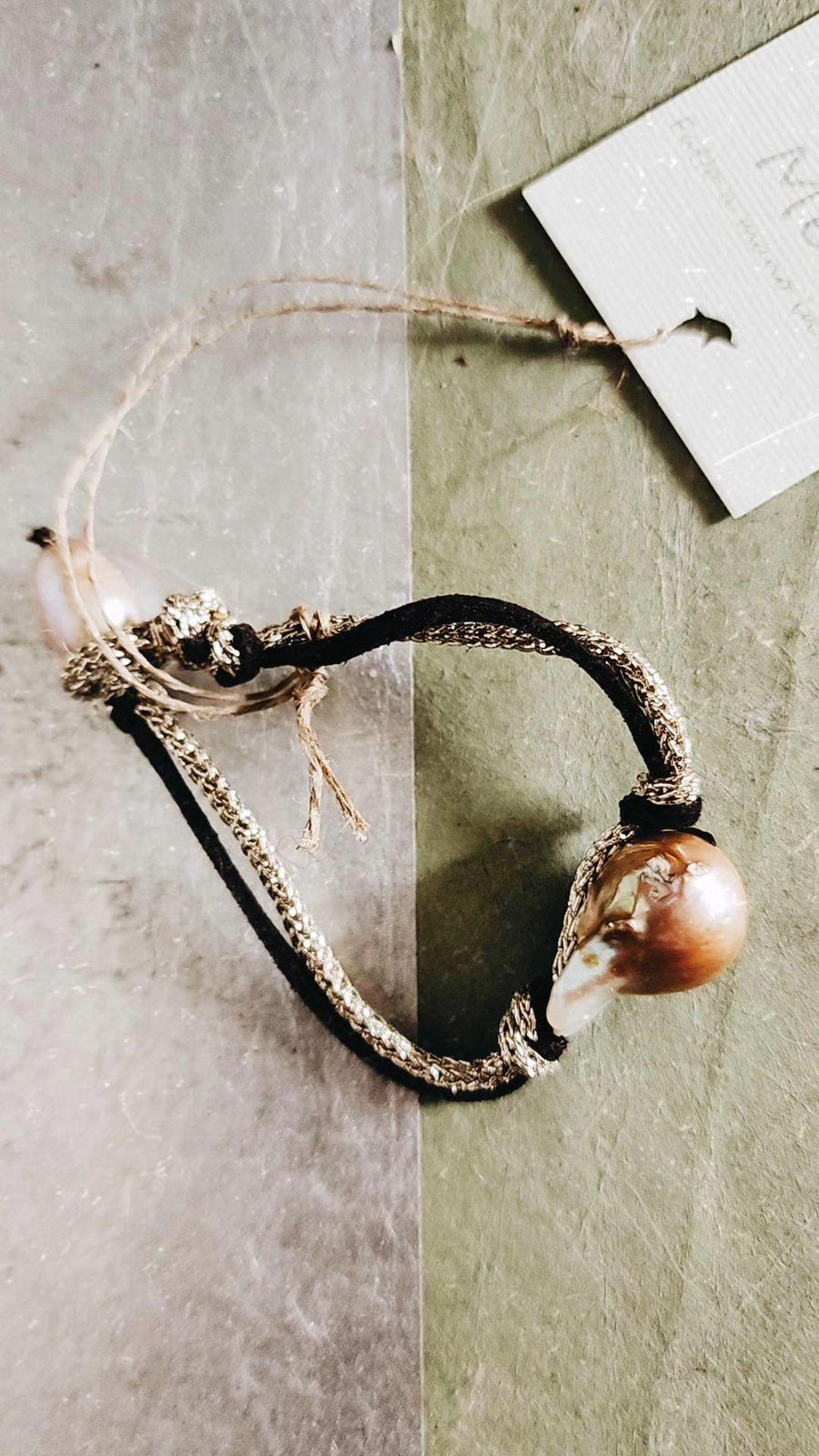 Baroque Pearl bracelet on leather - Black