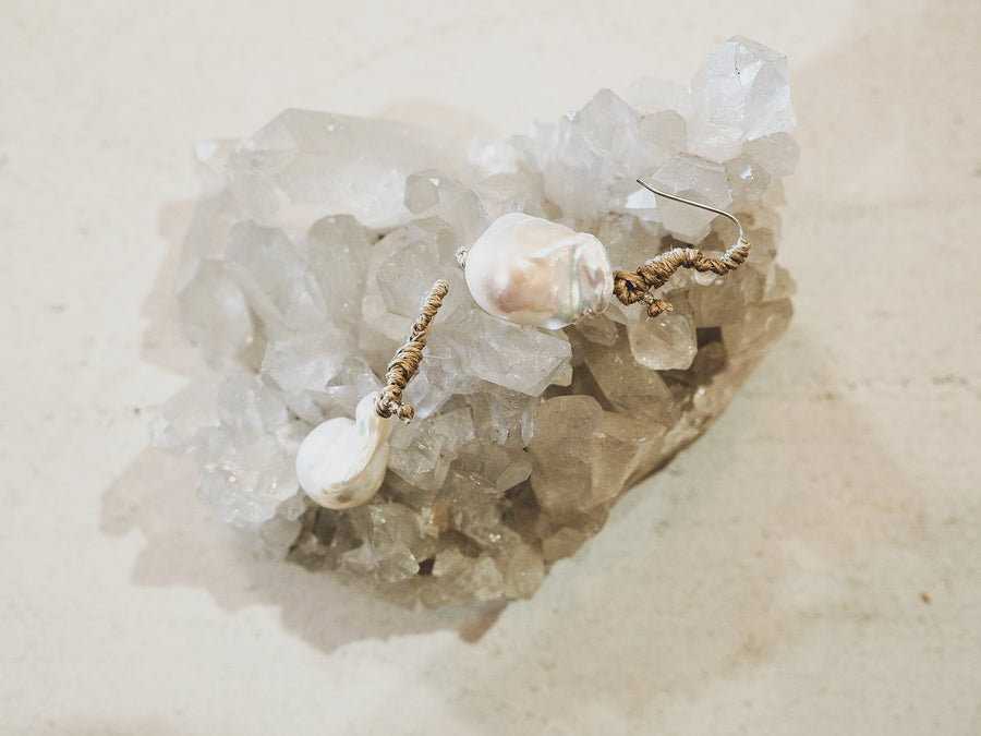 Mela single drop pearl earrings - White pearl