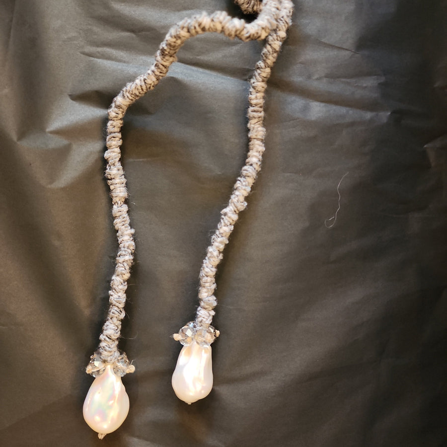 Mela lariat with drop Pearl + smoky crystal - Bronze