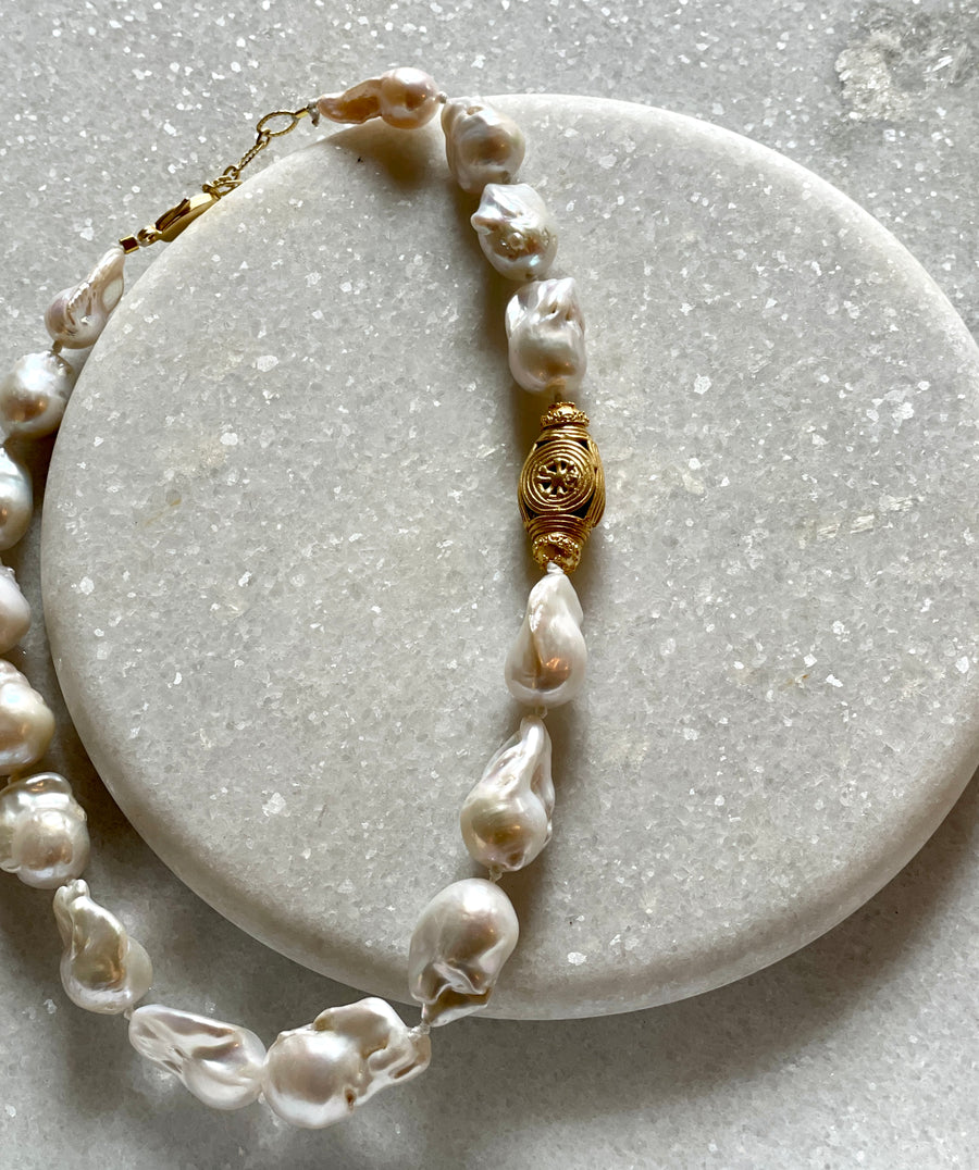 Short Baroque pearl necklace with gold charm