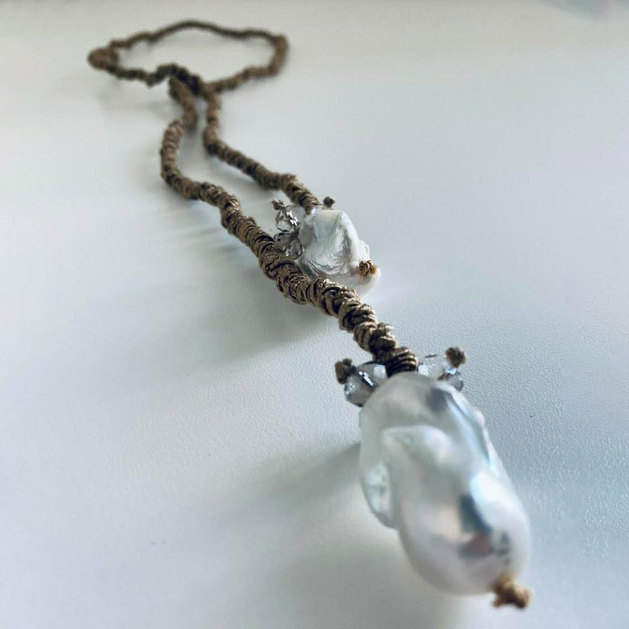 Mela lariat with drop Pearl + smoky crystal - Bronze