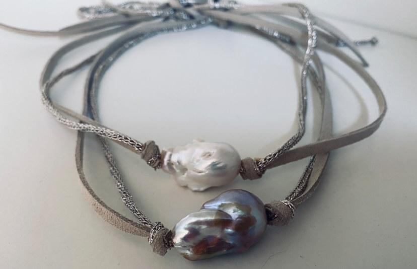 Baroque single Pearl necklace on leather - Grey
