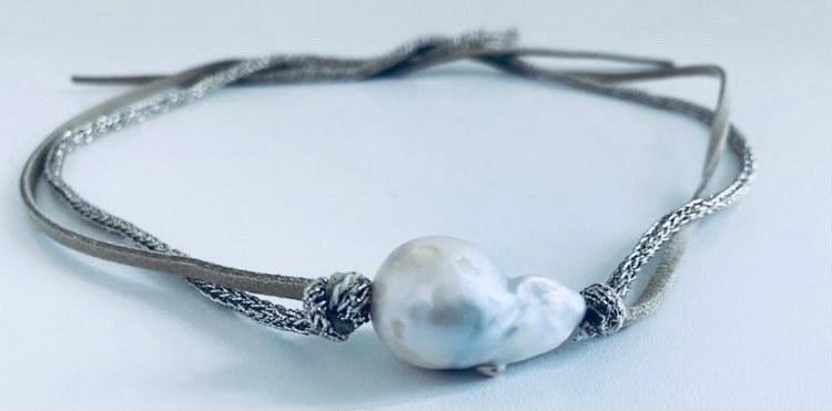 Baroque single Pearl necklace on leather - Natural