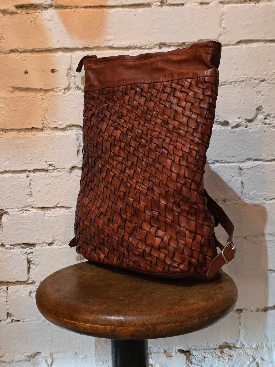 Edera Back pack in garment-dyed cowhide leather - Cognac