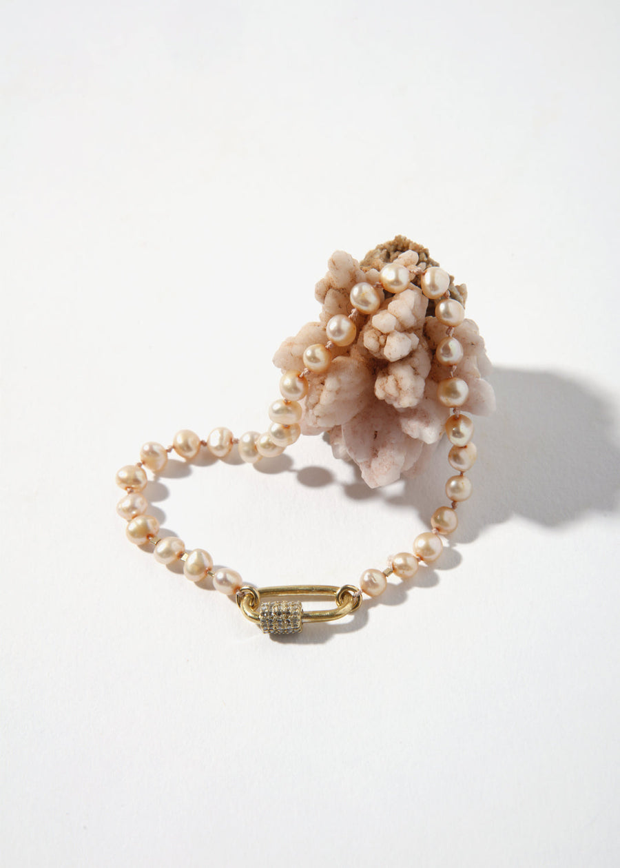 ÖNA bracelet - knotted light pearls with diamond paper clip closure