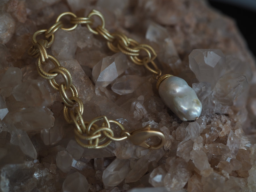 Charm Bracelet - Baroque Pearl