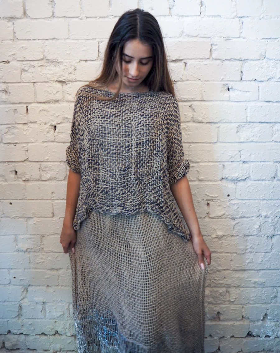 amano raw/navy linen crop top