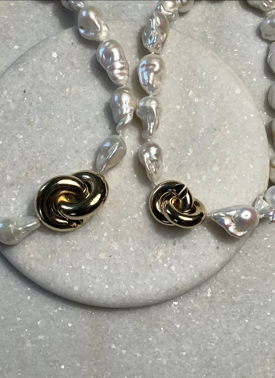 Short Baroque pearl necklace with gold clasp