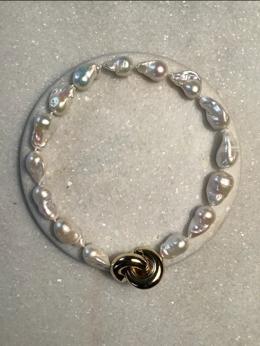 Short Baroque pearl necklace with gold clasp
