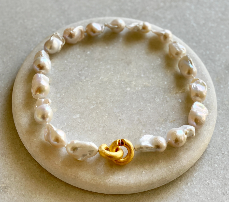 Short Baroque pearl necklace with gold clasp