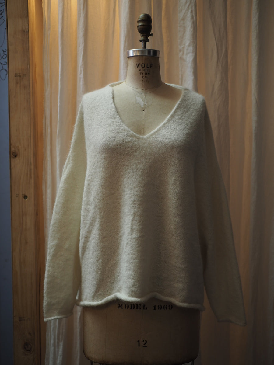 Light weight V-neck sweater (Alpaca) - Snow