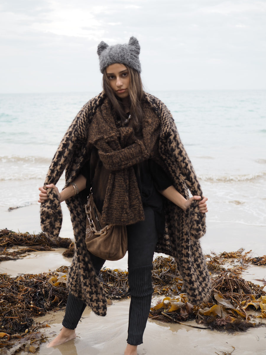 Hand-loom maxi coat in baby houndstooth (Alpaca) Camel-Black