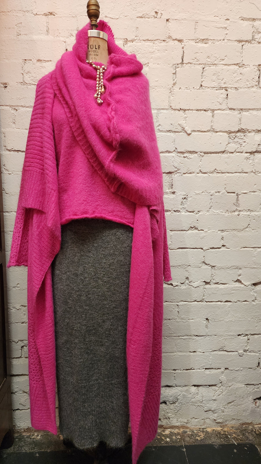 Light V-neck sweater (Alpaca) - Candy Pink