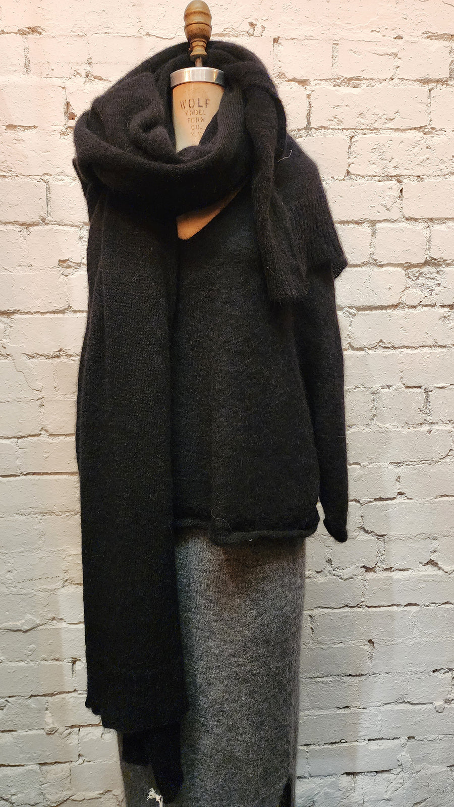 Light Weight V-Neck Sweater (Alpaca) - Black
