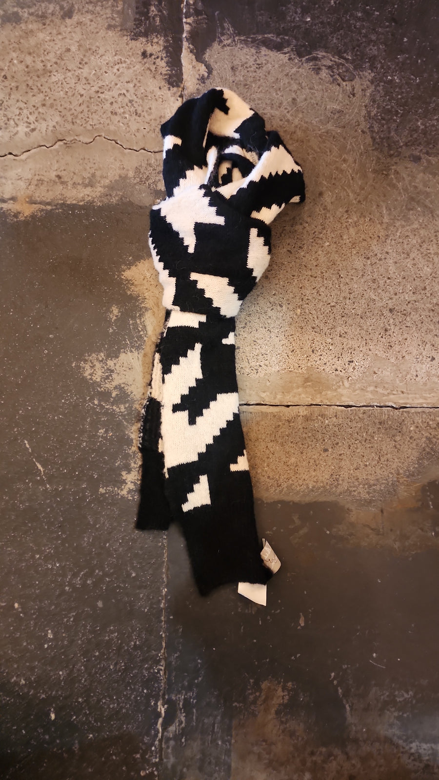 Houndstooth Jacquard Scarf (Alpaca) Black-Ivory