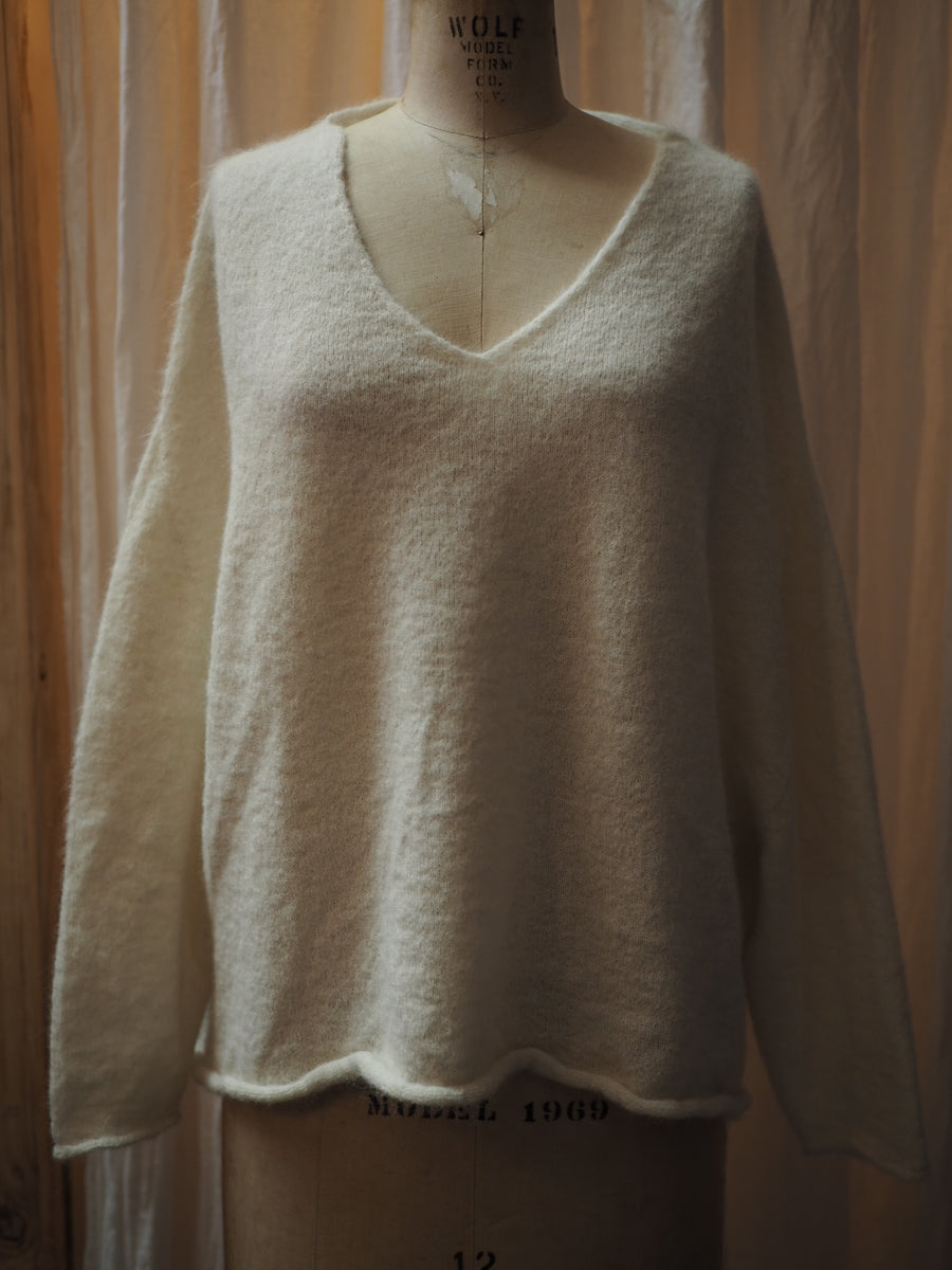 Light weight V-neck sweater (Alpaca) - Snow