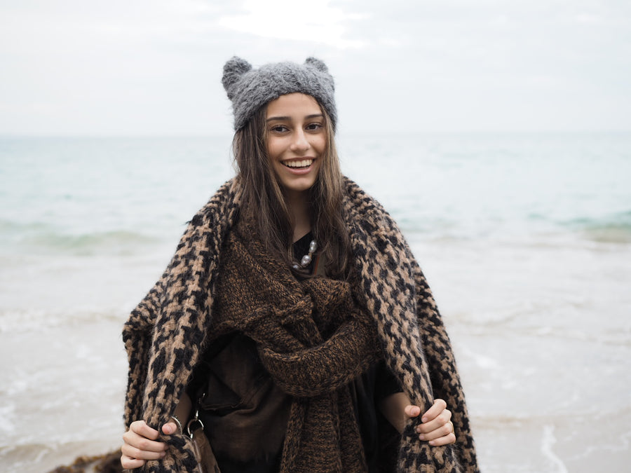 Hand-loom maxi coat in baby houndstooth (Alpaca) Camel-Black