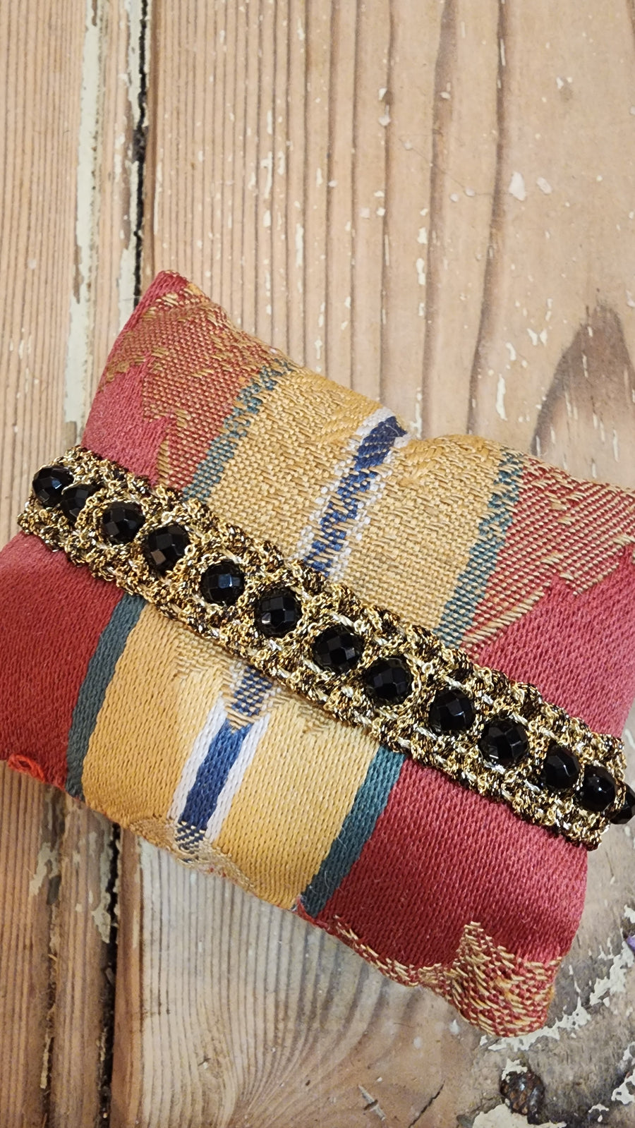 Hand loom gold plated bracelet (Arya) Black Spinel