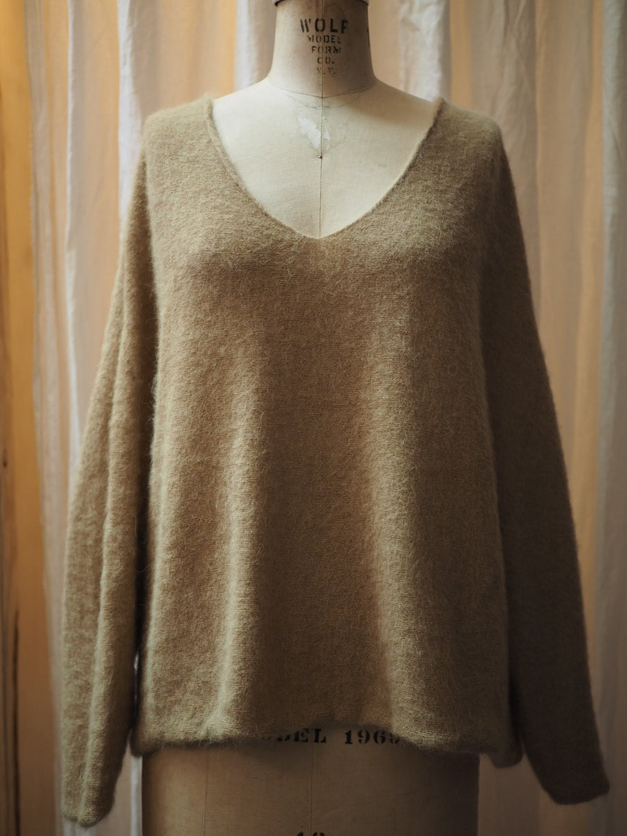 Light Weight V-Neck Sweater (Alpaca) - Snow
