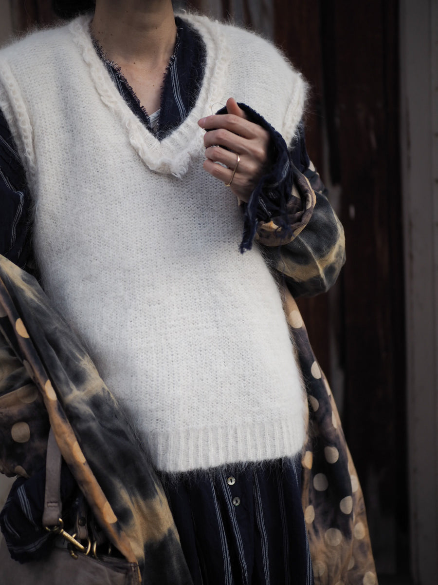knitted V neck Vest (Alpaca) - Snow