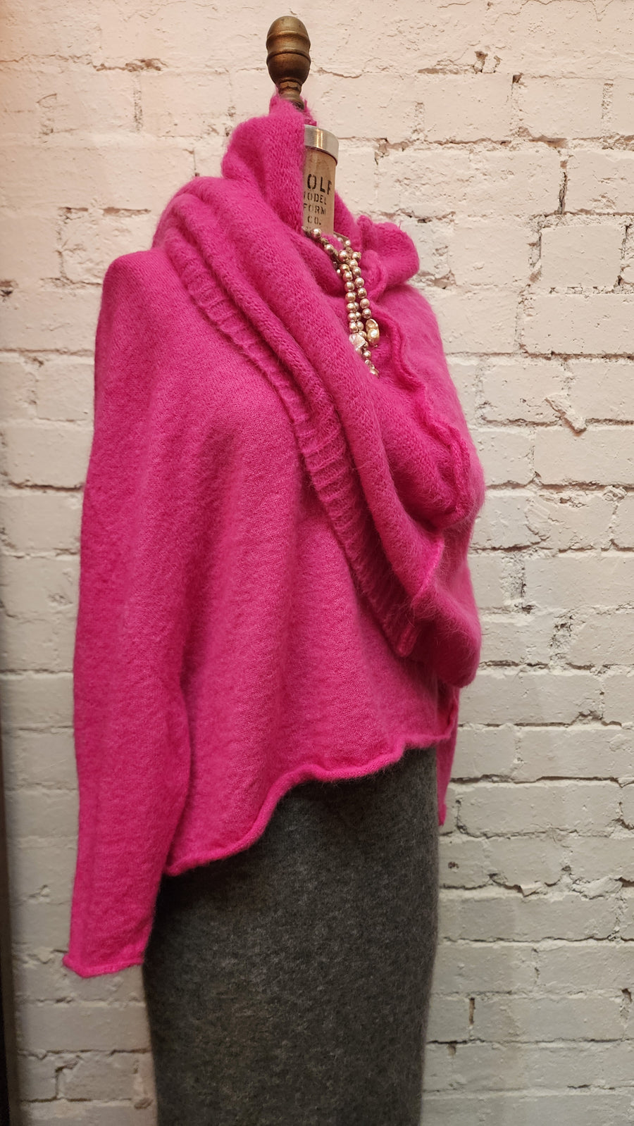 Light V-neck sweater (Alpaca) - Candy Pink