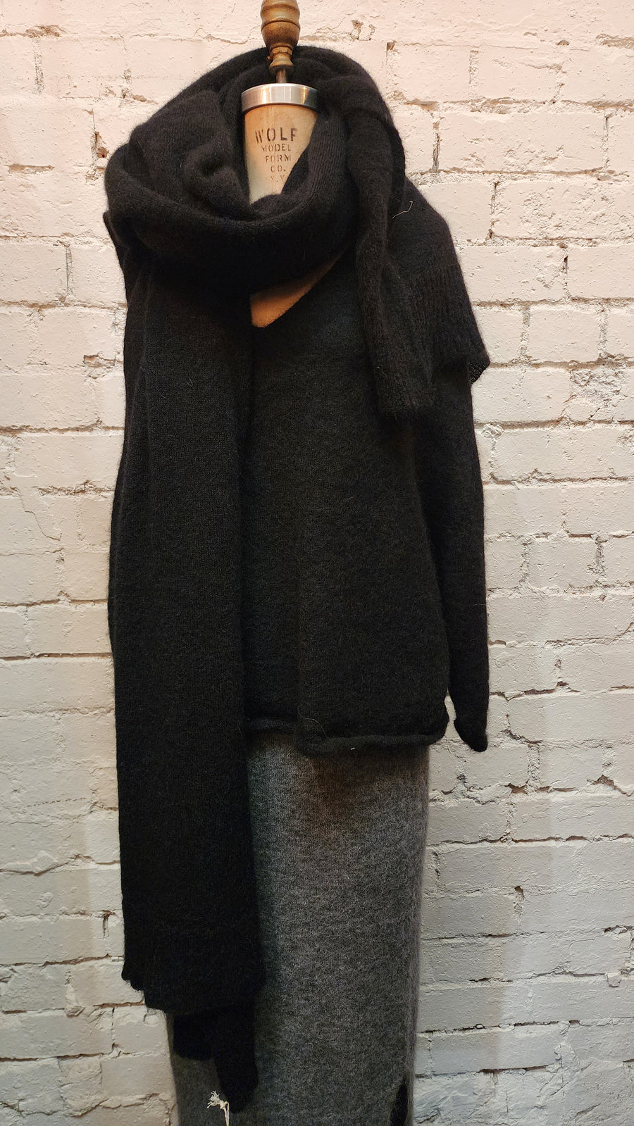 Light Weight V-Neck Sweater (Alpaca) - Black