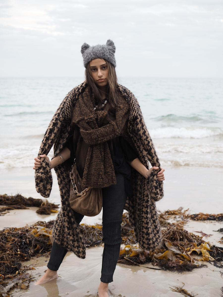 Hand-loom maxi coat in baby houndstooth (Alpaca) Camel-Black