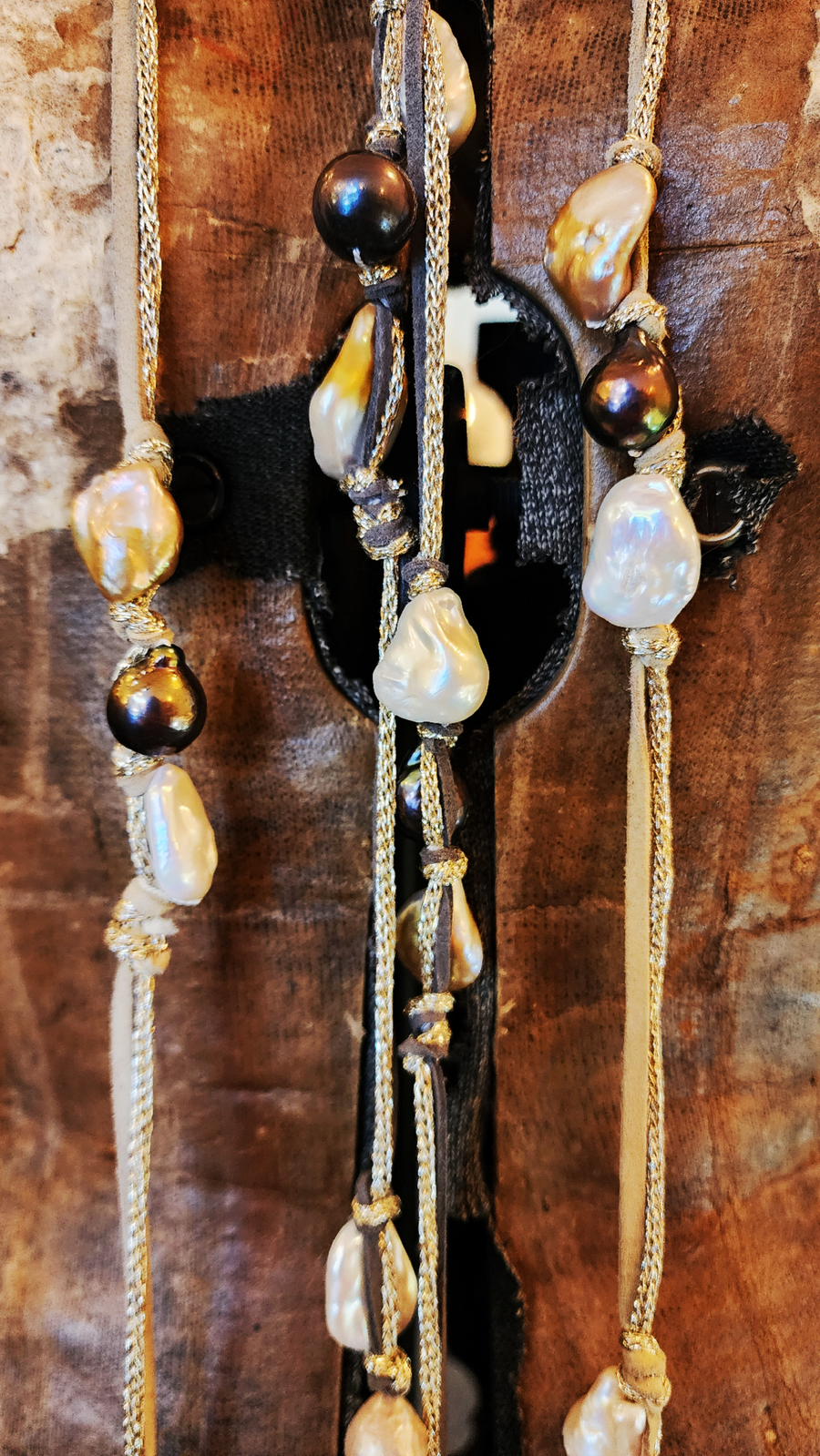 Baroque Pearls lariat style necklace - grey Leather + metallic silk