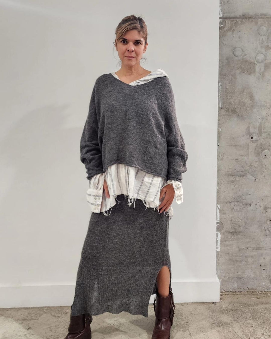 Light Weight V-Neck Sweater (Alpaca) - Black