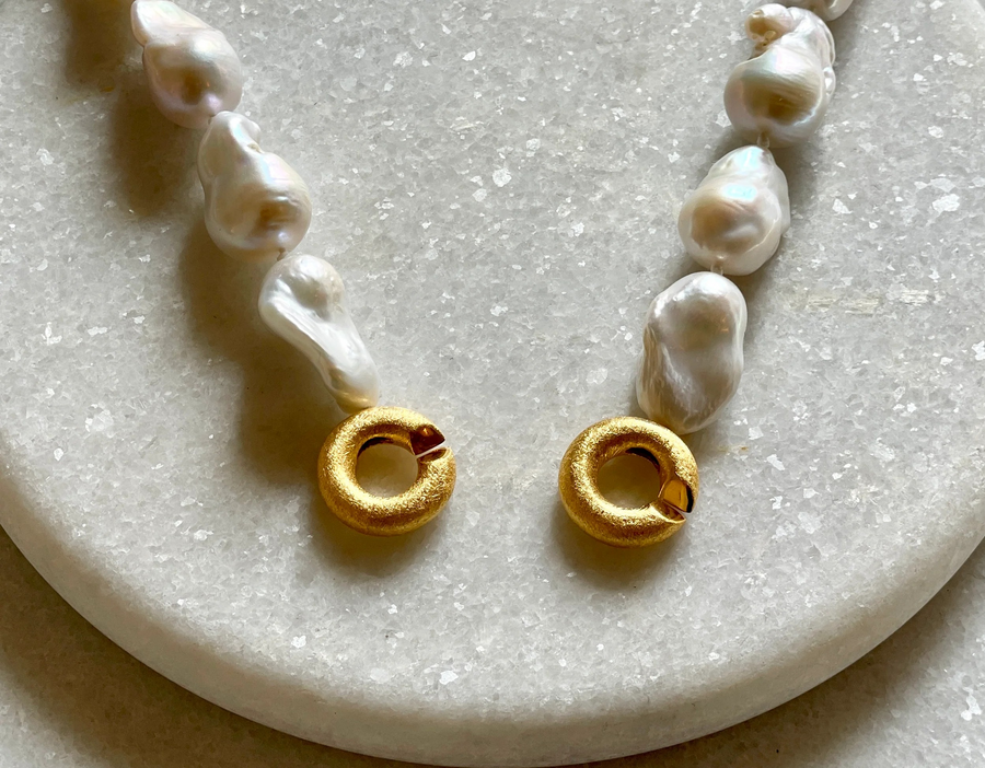 Short Baroque pearl necklace with gold clasp