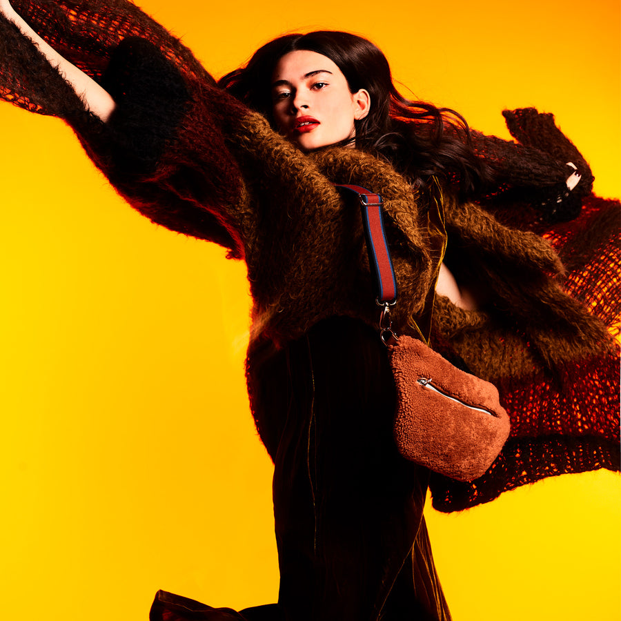 Model posing with a Cinnamon Gabriele Frantzen Cosy Belt Bag