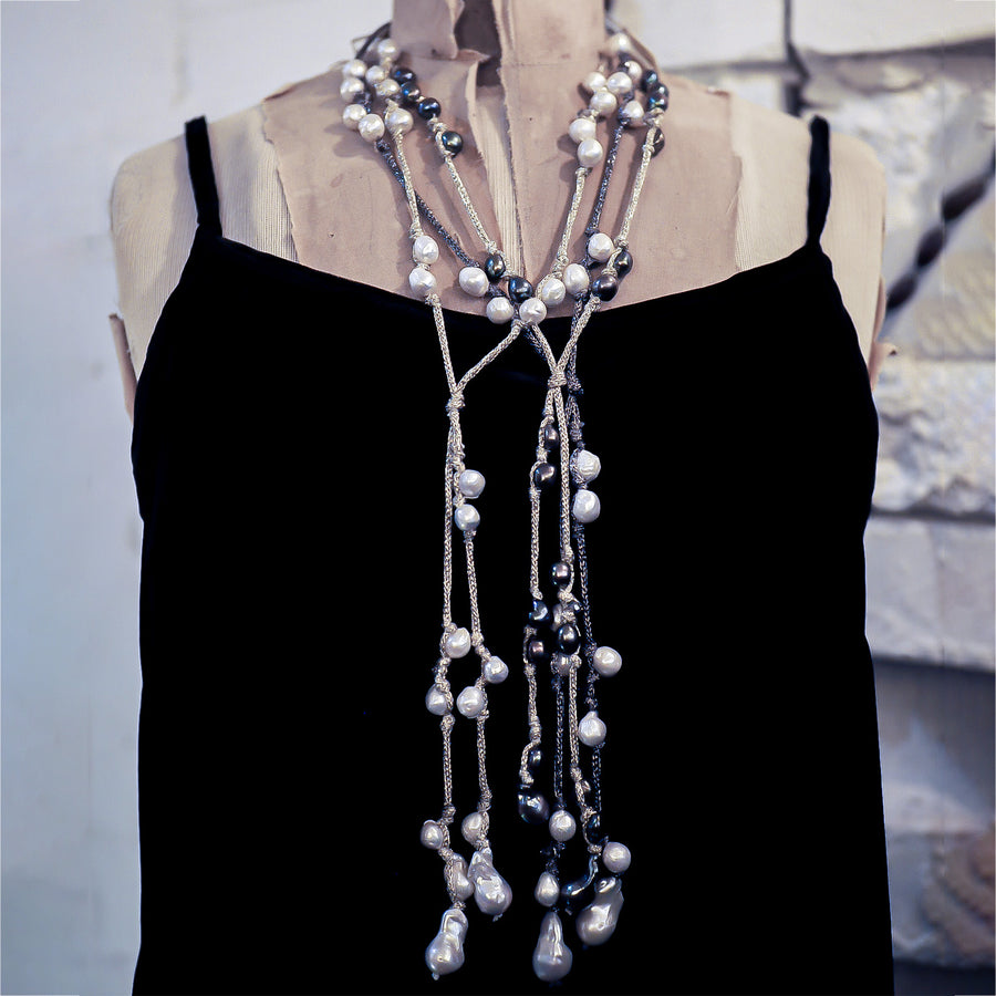 Mela multi pearl v mola metallic necklace